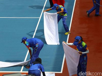 Aksi Mengeringkan Lapangan Tenis dengan Handuk