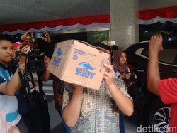 Barang-Barang dari Ruang Kerja Idrus Diangkut Pakai Kardus