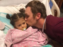 Cara Manis Ayah Semangati Putrinya yang Jalani Kemoterapi