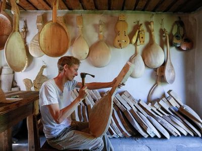 Melihat Proses Pembuatan Alat Musik Tradisional Khas Ukraina