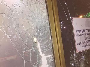 Kantor Calon PM Australia Peter Dutton di Queensland Dilempari Batu