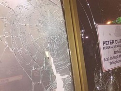 Kantor Calon PM Australia Peter Dutton di Queensland Dilempari Batu