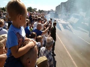 Tank Rusia Terguling saat Pawai