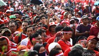 Suporter timnas Indonesia merahkan pintu masuk Stadion Wibawa Mukti, Cikarang.