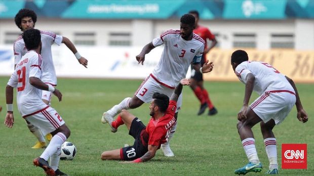 Timnas Indonesia terus menekan pertahanan UEA. (