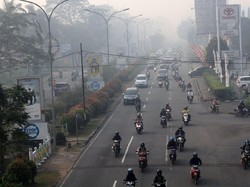 10 Heli Water Bombing Dikerahkan Padamkan Karhutla di Kalbar