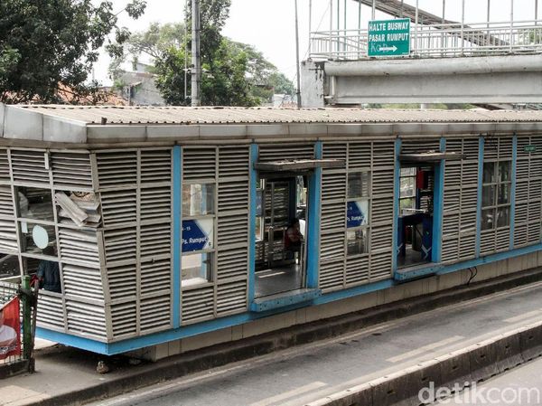Imbas Tawuran Antar Warga, Halte Pasar Rumput Rusak