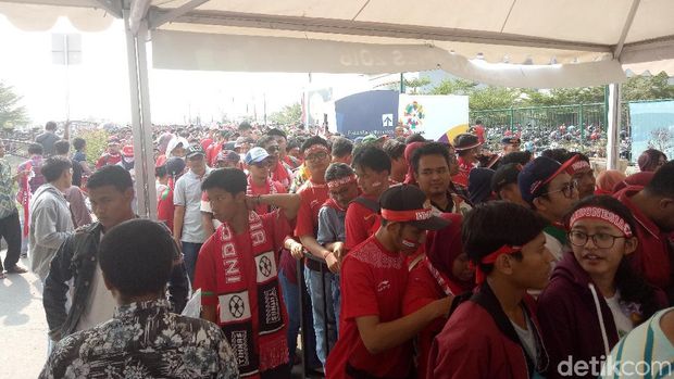 Sejam Sebelum Kickoff Indonesia vs UEA, Jalur ke Stadion Macet Parah