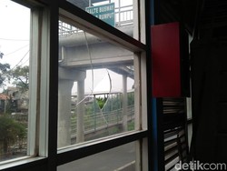 Warga Keluhkan Efek Gas Air Mata di Halte Busway Pasar Rumput