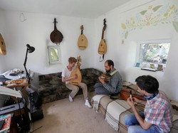 Tips Dekor Rumah buat yang Hobi Main Musik biar Suara Nggak Bocor Ganggu Tetangga