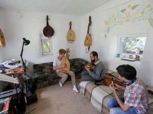 Tips Dekor Rumah buat yang Hobi Main Musik biar Suara Nggak Bocor Ganggu Tetangga Tips Dekor Rumah buat yang Hobi Main Musik biar Suara Nggak Bocor Ganggu Tetangga