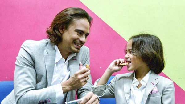 Kecenya Gaya Kompak Ashraf Sinclair dan Putranya Noah