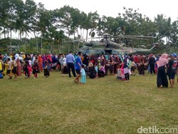 Heli Tempur yang Dinaiki Menhan Jadi Tontonan Ribuan Warga Ciamis