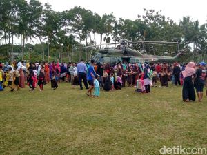 Heli Tempur yang Dinaiki Menhan Jadi Tontonan Ribuan Warga Ciamis Heli Tempur yang Dinaiki Menhan Jadi Tontonan Ribuan Warga Ciamis