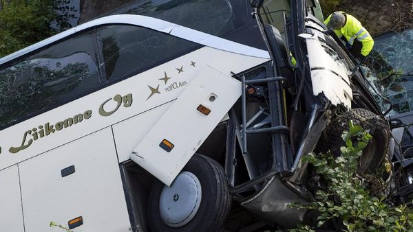Bus Terobos Jembatan di Finlandia Tewaskan 4 Orang