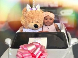 Menggemaskan! Baby True Dapat Mobil Bentley Pertamanya