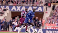 George Weah dipinjam Chelsea dari AC Milan tahun 2000. Bermain 11 kali, dia menyumbangkan tiga gol. (Foto: Gary M Prior/Allsport)