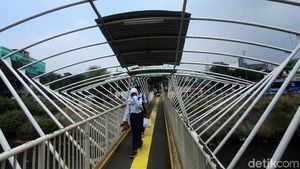 Diterpang Angin, JPO Jayakarta Tanpa Atap