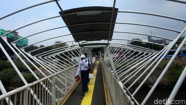 Diterpang Angin, JPO Jayakarta Tanpa Atap