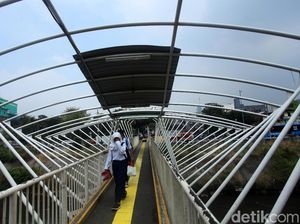 Diterpang Angin, JPO Jayakarta Tanpa Atap