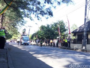 Olah TKP Pemotor Tewas Sengaja Ditabrak Mobil, Jl KS Tubun Ditutup Olah TKP Pemotor Tewas Sengaja Ditabrak Mobil, Jl KS Tubun Ditutup