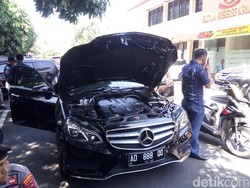 Melihat Kerusakan Mobil Mewah yang Dikendarai Iwan Adranacus