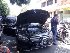 Melihat Kerusakan Mobil Mewah yang Dikendarai Iwan Adranacus Melihat Kerusakan Mobil Mewah yang Dikendarai Iwan Adranacus
