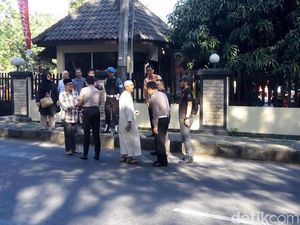 Keluarga Pemotor yang Tewas Sengaja Ditabrak Mobil Saksikan Olah TKP