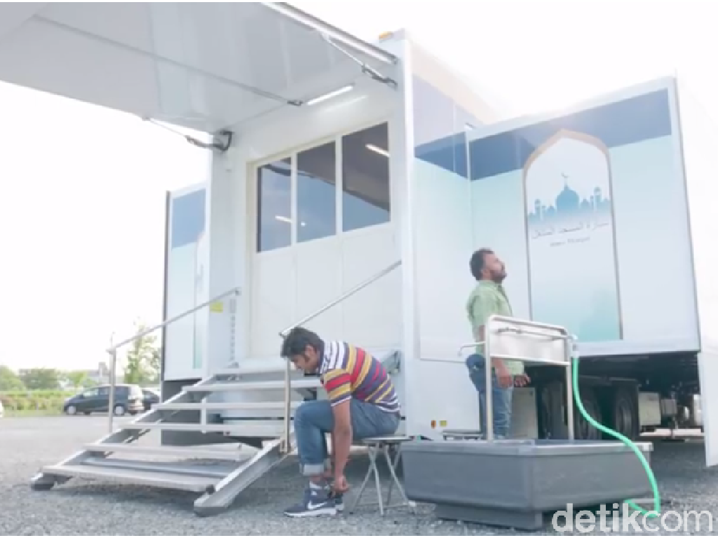 Video: Keren! Truk Disulap Jadi Masjid Berjalan Video: Keren! Truk Disulap Jadi Masjid Berjalan