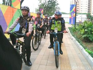 Naik Sepeda, Polisi Berpatroli Humanis di Arena Wisma Atlet Naik Sepeda, Polisi Berpatroli Humanis di Arena Wisma Atlet