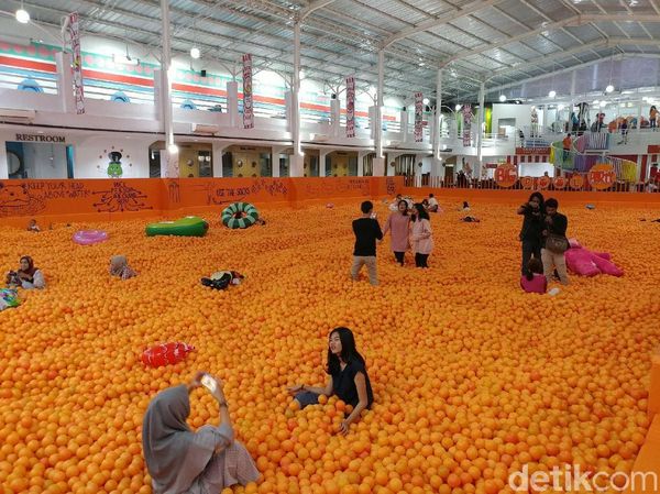 Foto: Liburan ke Bandung, Ada Kolam Sejuta Bola