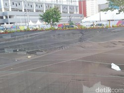 5.000 Liter Cairan Mikroba Disemprotkan, Kali Item Tak Berbau