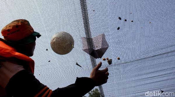 Penampakan Sampah di Atas Waring Kali Item