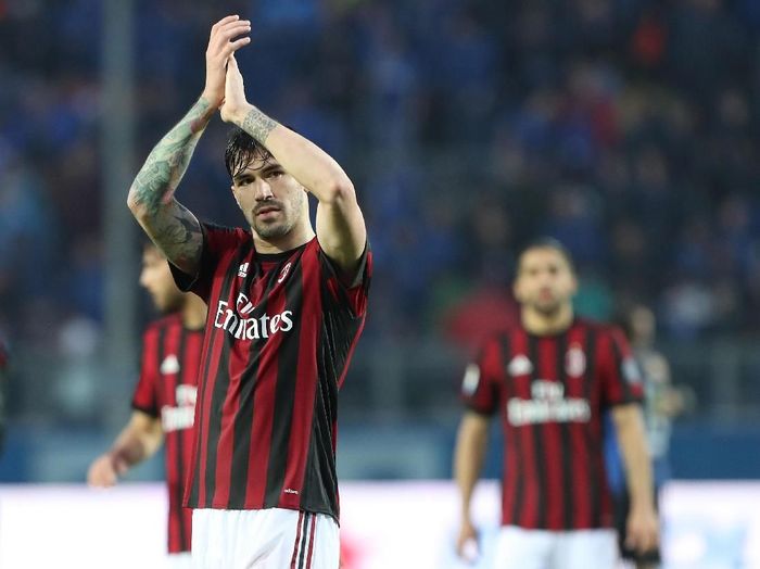 Alessio Romagnoli diserahi ban kapten AC Milan. Karakternya dianggap mirip legenda klub, Alessandro Nesta. (Foto: Marco Luzzani/Getty Images) Alessio Romagnoli diserahi ban kapten AC Milan. Karakternya dianggap mirip legenda klub, Alessandro Nesta. (Foto: Marco Luzzani/Getty Images)