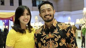 Melihat Lagi Kebersamaan Yama Carlos dan Istri
