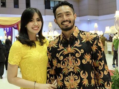 Melihat Lagi Kebersamaan Yama Carlos dan Istri