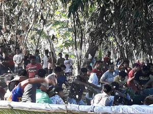 Warga Ngawi Saling Lempar Nasi, Ada Apa?