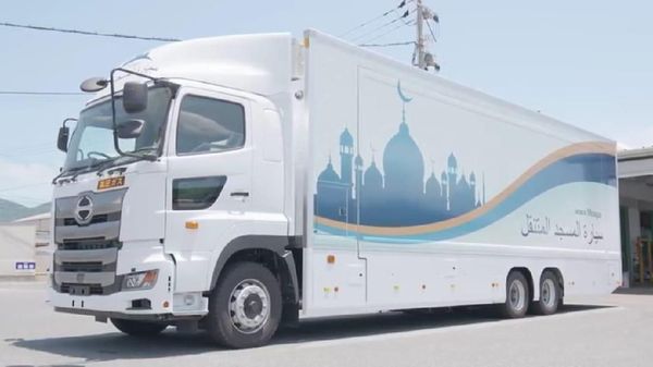 Truk Disulap Jadi Mesjid Berjalan