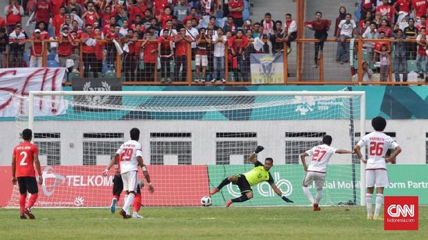 Gawang Andritany Ardhiyasa dua kali dibobol UEA lewat tendangan penalti.