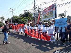 Tolak Deklarasi #2019GantiPresiden, Mahasiswa Ngeluruk Polda Jatim Tolak Deklarasi #2019GantiPresiden, Mahasiswa Ngeluruk Polda Jatim
