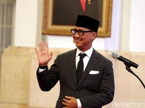 Video: Agus Gumiwang Dilantik Jadi Mensos Gantikan Idrus Marham Video: Agus Gumiwang Dilantik Jadi Mensos Gantikan Idrus Marham