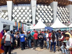 Fans dan Polisi Bingung, Salah Satu Loket Stadion Wibawa Mukti Belum Juga Buka