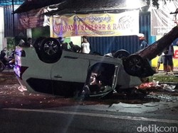 Mobil Rombongan Pelayat asal Sidoarjo Tabrak Pohon di Tulungagung