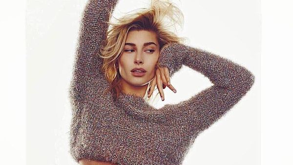 Gaya Seksi Hailey Baldwin, Pacar Justin Bieber yang Hobi Pamer Perut