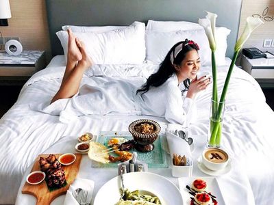 Intip Manisnya Model Maria Rahajeng Saat Kulineran di Maldives hingga Jepang