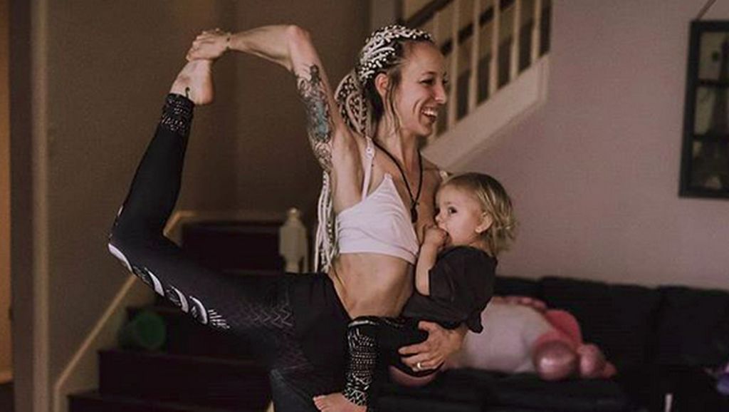 10 Foto Ibu Menyusui Putrinya Sambil Yoga