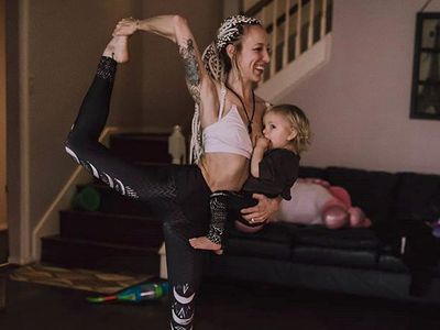 10 Foto Ibu Menyusui Putrinya Sambil Yoga