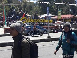 Kebakaran di Puncak Lawu Belum Padam, Pendaki Berkemah di Cemoro Sewu