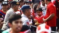 Mereka harus melewati pemeriksaan terlebih dahulu.