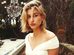 Hailey Baldwin Pakai Krim Wajah yang Diramu dari Darahnya Sendiri